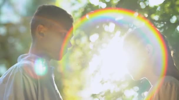 Пара смешанных рас обнимается с любовью, наслаждаясь романтическими чувствами в солнечном лесу — стоковое видео