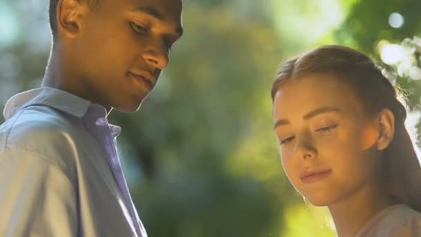 Black boy and caucasian girl friendly holding hands, accepting racial difference — Stock Video