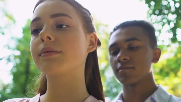 Счастливая пара смешанных рас, обнимающая природу, эмоциональная близость, подростковая любовь — стоковое видео