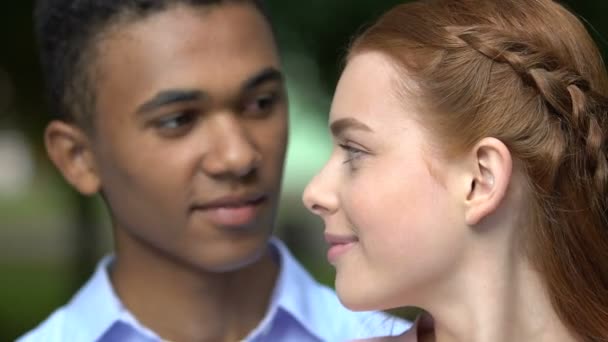 Biracial amis adolescents souriant dans la caméra, les représentants de la génération z — Video