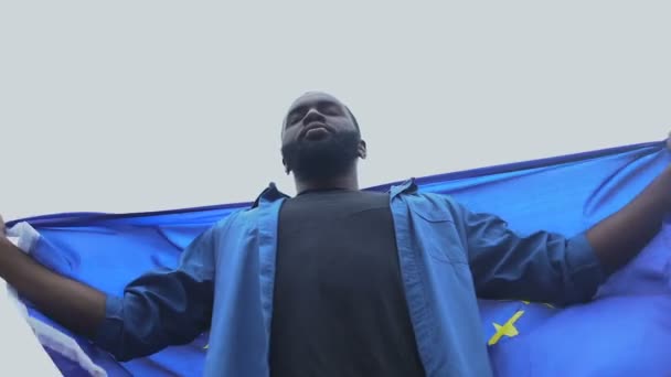 Afro-american man raising flag of European Union, human rights, racial equality — Stock Video