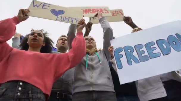 Ακτιβιστές φωνάζουν σλόγκαν κρατώντας αφίσες χωρίς σύνορα στην Ευρώπη, μεταναστευτική κρίση — Αρχείο Βίντεο
