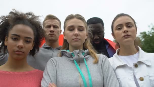 Grupo de voluntários hasteando bandeira síria, protesto contra a guerra, pelos direitos humanos — Vídeo de Stock