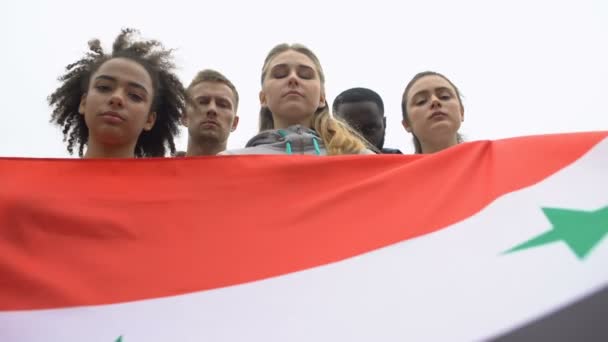 Ativistas segurando bandeira síria, protestam contra a ditadura, pelos direitos humanos — Vídeo de Stock