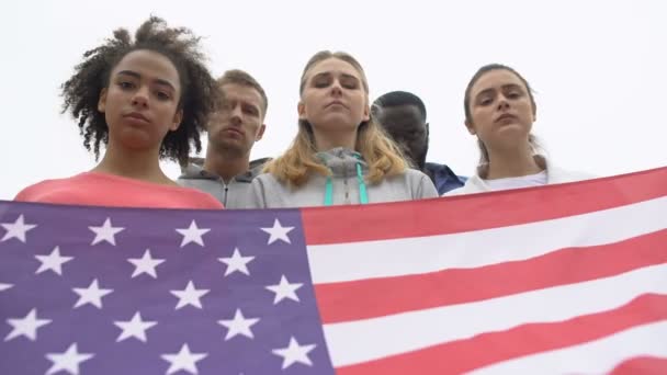 Aktivisten halten schweigend amerikanische Flagge zu Ehren der Erschießungsopfer, Gedenktag — Stockvideo