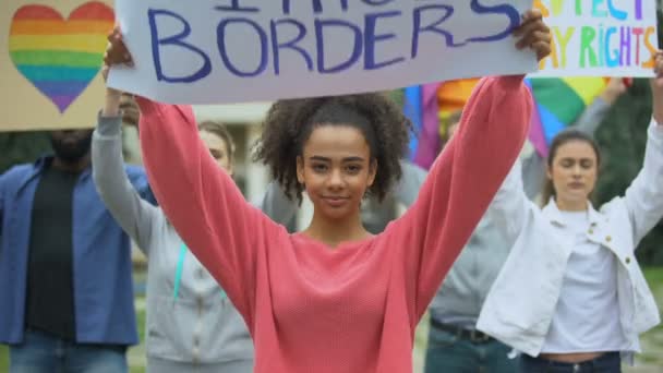 Mulher segurando amor sem fronteiras cartaz junto com ativistas LGBT, orgulho — Vídeo de Stock