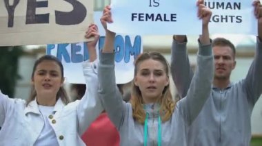 Feminist protestocular ellerinde bayrak sallıyor, kadın hakları eşitliğini koruyorlar.
