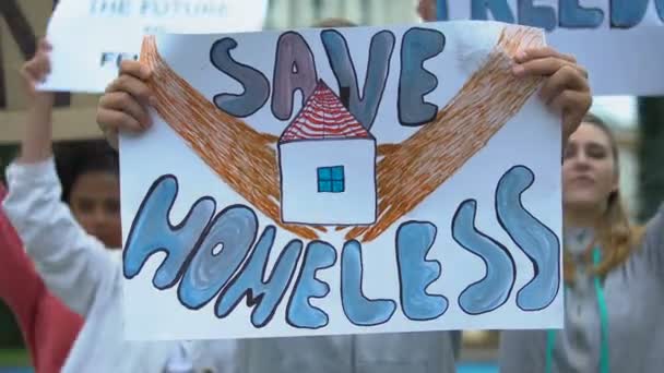 Activisten met Save dakloze poster chanten om migranten te ondersteunen, vluchtelingenrechten — Stockvideo
