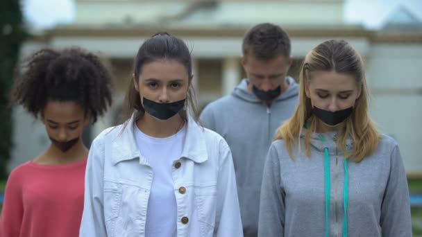 Menschenauflauf mit abgeklebtem Mund, Verletzung der Redefreiheit, Zensur — Stockvideo