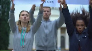 Sloganı olan insanlar, siyasi reform için hükümeti protesto eden yolsuzluğu durdurun