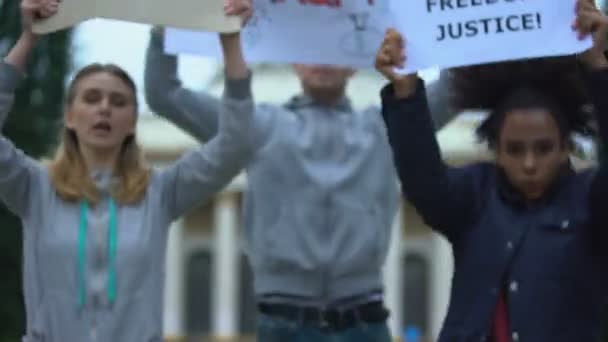 Активист показывает баннер "Реформа", протестуя против коррупции, несправедливого правосудия — стоковое видео