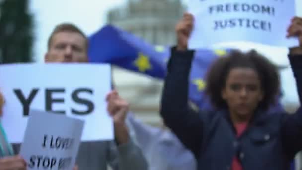 Publiek chanten tegen Brexit, protesteren tegen grenzen in Europa, migratiecrisis — Stockvideo