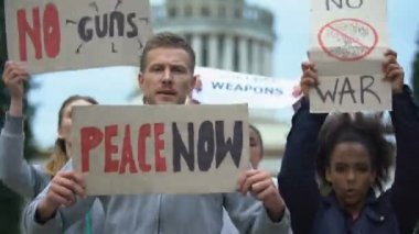 Toplu çatışmaları, nükleer silahları ve savaşı protesto eden pankartlar sallayan aktivistler