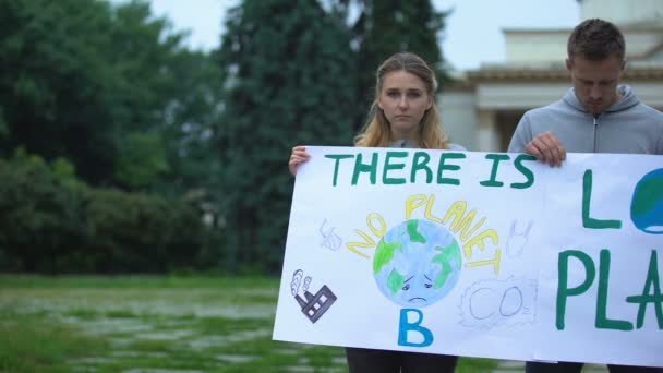 Volontaires portant des affiches sur la pollution environnementale, les problèmes de déchets plastiques — Video