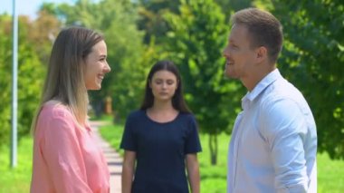 Kıskanç esmer kız arkadaşının hoşlandığı adamla flört edişini izliyor, ihanet ediyor.