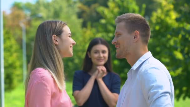 Mujer cariñosa feliz su mejor amigo finalmente haciendo relación con el buen hombre — Vídeo de stock