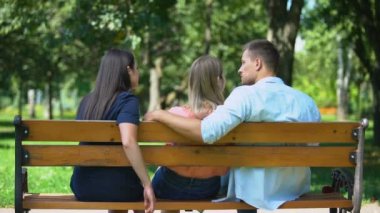 Adam gizlice bir kızın elini tutuyor, ihanet, ihanet.