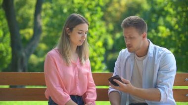 Adam kız arkadaşlarını kontrol ediyor. Başka erkeklerle sohbet ediyor, kıskançlık yapıyor.