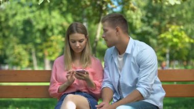 Adam telefonda oynayan ve görmezden gelen kız arkadaşının dikkatini çekmeye çalışıyor.