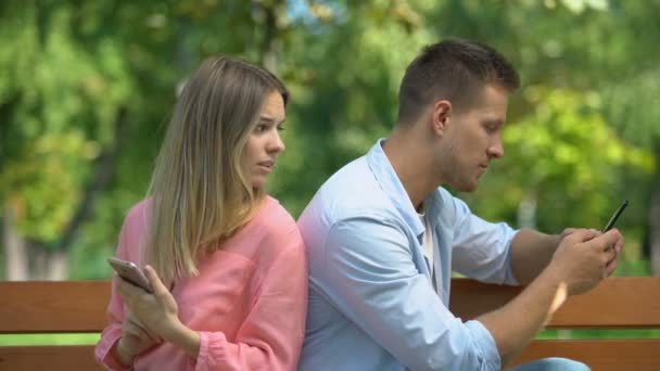 Flickvännen är avundsjuk på pojkvännen som tjuvkikar på sin korrespondens i telefon. — Stockvideo