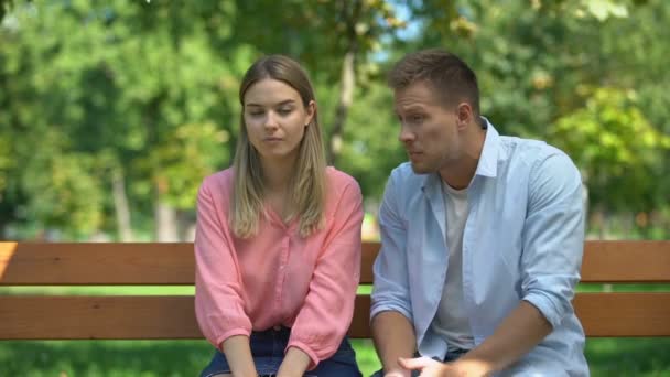 Mujer ofendida escuchando explicaciones de novio culpable en el parque después de la pelea — Vídeo de stock
