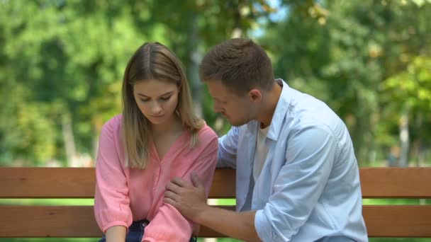 Hayal kırıklığına uğramış kız arkadaşını rahatlatan adam, sağlık sorunları, destek — Stok video