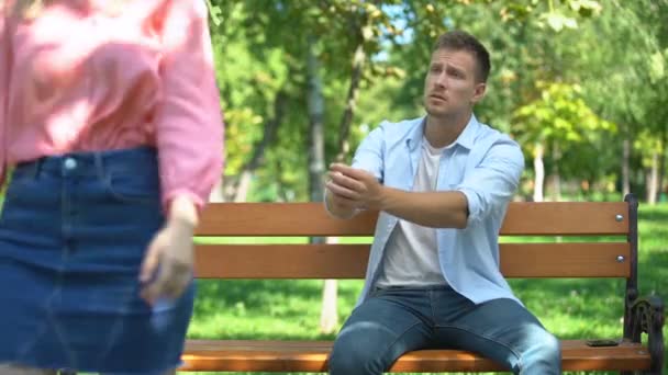 Verzweifelter Mann hält Freundinnen die Hand, geht weg, trennt sich und lässt sich scheiden — Stockvideo