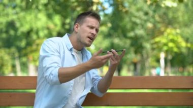 Adam öfkeyle telefonla konuşuyor, kız arkadaşla kavga ediyor, yanlış anlaşılma var.