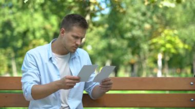 Yalnız bir adam aile fotoğrafını birleştiriyor, boşandıktan sonra eşini kaybediyor.