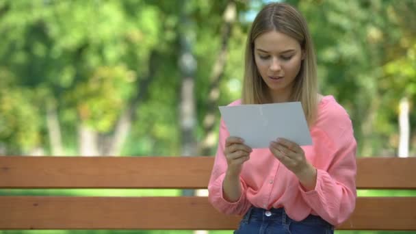 Rozrušená žena dává dohromady dvě fotky, pohřešovaný manžel, rozvod — Stock video