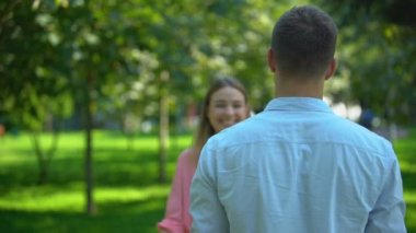 Gülümseyen kadın kucaklayan adam, uzun zamandır beklenen buluşma, sıcak dostça bir ilişki.