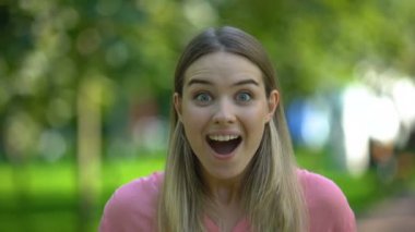 Heyecanlı genç kadın kameraya bakıyor, süpermarketler sezon indirimi, indirim...