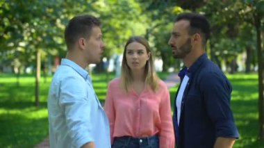 Savaşçı erkeklerin arasında duran korkmuş kadın, kızların ilgisi için rekabet.