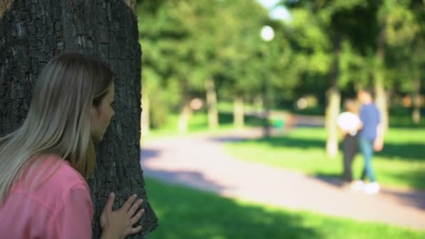 Kvinna spionerar kärleksfullt par promenader på utomhus date, svartsjuk ex-flickvän — Stockvideo