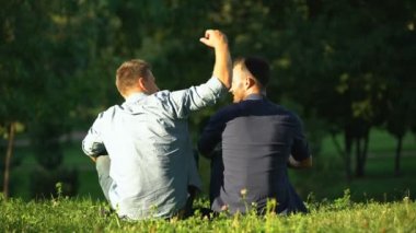 Erkek arkadaş kucaklaşması, güneşli parkta boş zamanların tadını çıkarmak, arka manzara, birliktelik.