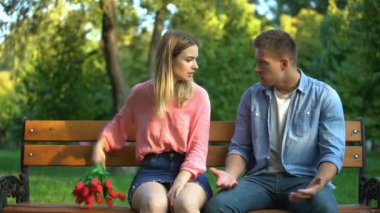 Kızgın kız erkek arkadaşına bir sürü laleyle vuruyor, başarısız özür diliyor, kavga ediyor.