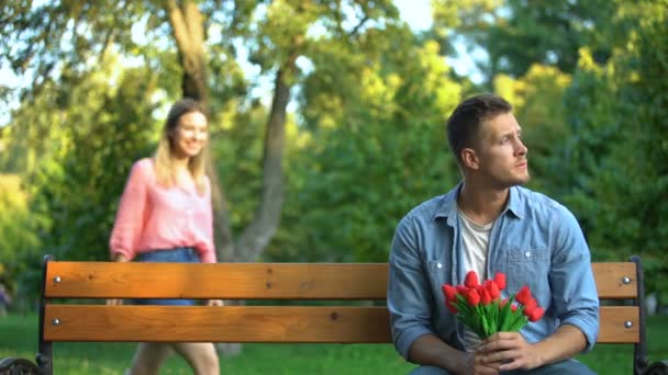 Chica cerrando los ojos novio esperándola con ramo de flores en el parque, sorpresa — Vídeos de Stock