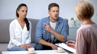 Psikolog ile terapi seansında tartışan çift, aile yanlış anlama