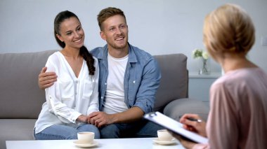 Mutlu çift ziyaret psikolog, psikoterapi olumlu etkisi, sonuç