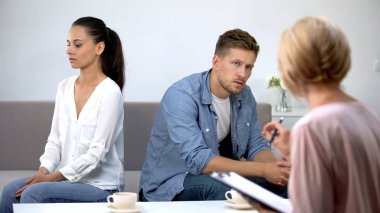 Çift, psikoloji terapisinde otururken birbirlerinden döndüler.