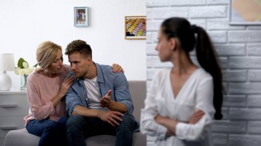 Kavgadan sonra kayınvalidesini gizlice izleyen kadın