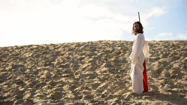 Hermit ile personel çölde kamera, çilecilik ve oruç bakarak yürüyüş