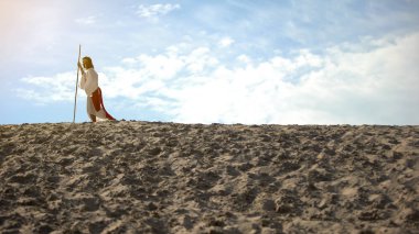 İsa personel ile zor kumlarda yürüyüş, yorgun çileci oruç ruhu kurtarmak için