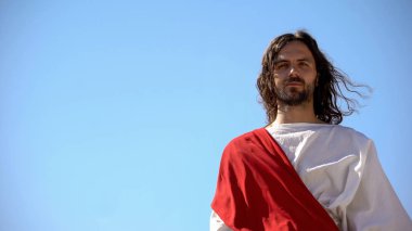 İsa Mesih'in mavi gökyüzüne karşı insanlara bakan tarihsel kişileştirme