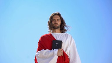 Rahip gökyüzü karşı tutan İncil, Tanrı 'ya hizmet, Hıristiyan geleneği öğretim