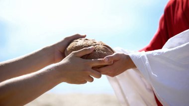 İsa elleri yoksul adam, İncil hikayesi aç, sadaka beslemek için ekmek veren