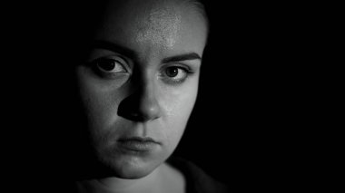 Sefil mülteci kameraya bakıyor, hayat sorunları, sosyal güvensizlik, yakın çekim