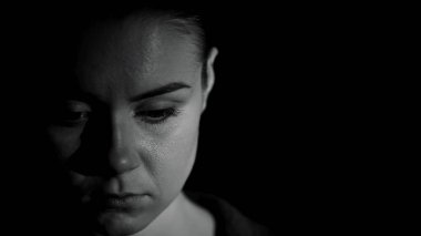 Utanan kadın karanlık arka plana bakıyor, aşağılanma kurbanı, adam kaçırma