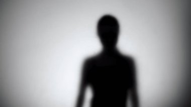 Cam duvar arkasında doğaüstü yaratık ürkütücü siluet, yabancılar saldırı