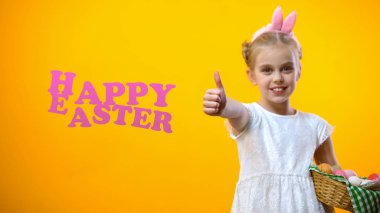 Mutlu Paskalya metin, tavşan kulakları gösterilen sepete yumurta ile şirin çocuk yaşasın